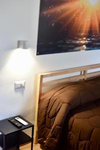 een slaapkamer met een bed en een foto aan de muur bij IN BLOOM ANGOLO NASCOSTO in Castel San Giorgio