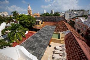 un techo con una escalera en la parte superior de un edificio en Leones de Alba Hotel Boutique, en Cartagena de Indias