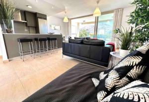 a living room with a couch and a kitchen at Villa Dulce in Port d'Alcudia