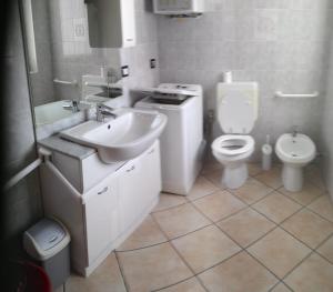 bagno con lavandino e servizi igienici di Trilocale BELVEDERE Alloggio ad uso turistico - VDA - LA THUILE - CIR 0068 a La Thuile