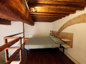 un letto in un angolo di una camera con scale di Loft Rustico a Firenze