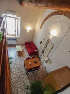 un soggiorno con un divano rosso e un tavolo di Loft Rustico a Firenze