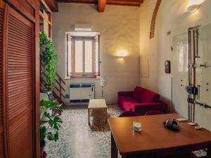 un soggiorno con un divano rosso e un tavolo di Loft Rustico a Firenze