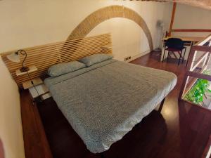 una camera da letto con un letto grande con testiera in legno di Loft Rustico a Firenze Altre 4 foto
