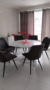 una sala da pranzo con tavolo e sedie in una stanza di Departamento a 5 minutos del centro de Huancayo a Huancayo