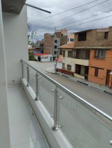 a balcony with a view of a city street at Departamento a 5 minutos del centro de Huancayo in Huancayo