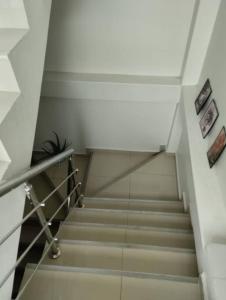 萬卡約的住宿－Departamento a 5 minutos del centro de Huancayo，建筑中白色天花板上的楼梯