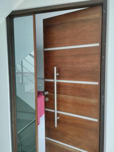 porta in legno in camera con vetro di Departamento a 5 minutos del centro de Huancayo a Huancayo