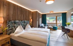 una camera d'albergo con un grande letto e una scrivania di Austria Center Uno City rooms and capsules a Vienna