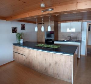 una cucina con ampia isola in una stanza di Haslinghof a Saalfelden am Steinernen Meer