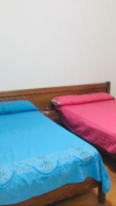 Postel nebo postele na pokoji v ubytování المعموره الشاطئ