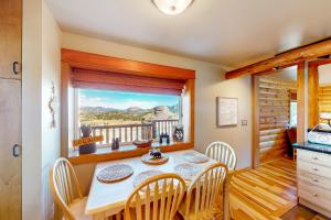 una sala da pranzo con tavolo, sedie e una finestra di The Harbor At Estes Park - Registration Number #6158 a Estes Park