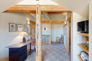 Camera con scrivania e TV. di The Harbor At Estes Park - Registration Number #6158 a Estes Park