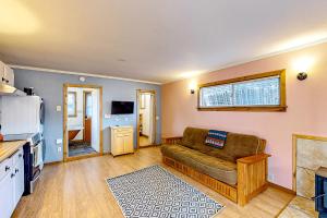 un soggiorno con divano e cucina di Mill Creek Retreat a Fort Bragg