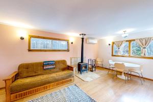 un soggiorno con un divano e un tavolo di Mill Creek Retreat a Fort Bragg