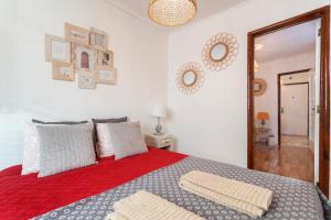 リスボンにあるLov'Alfama, at home in Lisbonのベッドルーム1室(赤毛布付きの大型ベッド1台付)