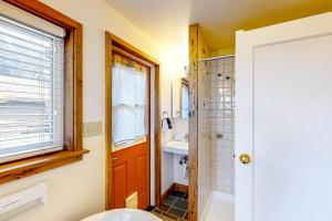 un bagno con un water e un lavandino di Mill Creek Retreat a Fort Bragg Altre 9 foto