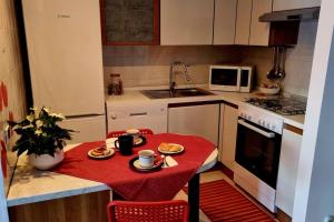 eine kleine Küche mit einem Tisch und Teller mit Lebensmitteln darauf in der Unterkunft Appartamento Vista Panoramica in Agrate Brianza