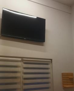 uma televisão de ecrã plano pendurada numa parede em Apartma Lilijana em Ljubljana