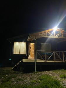 ein Haus in der Nacht mit Licht oben in der Unterkunft Cabaña Los Ulmos in Castro