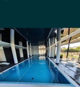 The swimming pool at or close to Westin House Black