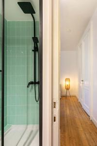 uma casa de banho com um chuveiro e uma banheira num quarto em Green Oasis in the city em Antuérpia