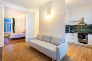 uma sala de estar com um sofá e uma cozinha em Green Oasis in the city em Antuérpia