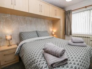 um quarto com uma cama com dois travesseiros em Time and Tide em Carnforth