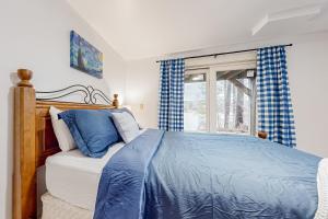 een slaapkamer met een blauw bed en een raam bij Bomo Hacienda in Castleton