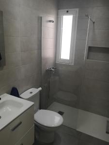 W łazience znajduje się toaleta, prysznic i umywalka. w obiekcie Casa Merlín Arena w mieście Playa Honda