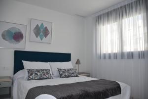 Ένα ή περισσότερα κρεβάτια σε δωμάτιο στο PANORAMISCH modern vakantiehuis in Finestrat bij Benidorm met 3 slaapkamers, gelegen op de 1ste lijn met privézwembad en omheinde privétuin, zicht op zee, de bergen met 'Kilómetro Vertical del Puig Campana' en op de skyline van Benidorm City en Finestrat +28 φωτογραφίες