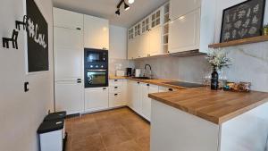 Kuchnia lub aneks kuchenny w obiekcie Apartment Bluemare with shared pool