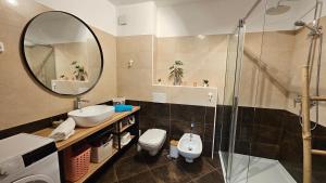 W łazience znajduje się toaleta z umywalką i lustro. w obiekcie Apartment Bluemare with shared pool w mieście Ližnjan