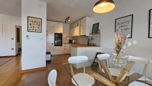 Kuchnia lub aneks kuchenny w obiekcie Apartment Bluemare with shared pool