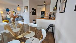 Kuchnia lub aneks kuchenny w obiekcie Apartment Bluemare with shared pool