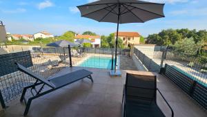 Basen w obiekcie Apartment Bluemare with shared pool lub w pobliżu