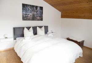 Postel nebo postele na pokoji v ubytování Ferienwohnung Canols für 6 Personen Valbella-Lenzerheide + 11 fotografií