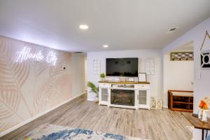 sala de estar con chimenea y TV de pantalla plana en Atlantic City Home with Deck Near Major Casinos!, en Atlantic City