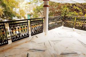 einen Balkon mit einem schmiedeeisernen Zaun in der Unterkunft Luxurious & Spacious 4BHK Villa with AC at City Centre, Pearl Stayz in Mysore
