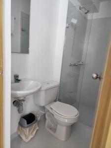 a bathroom with a toilet and a sink and a shower at cómodo apartamento en Copacabana in Copacabana
