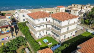 una vista aérea de una gran casa blanca con playa en Eclisse House - close to the beach, en Villaggio San Leonardo