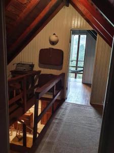 Blick auf ein Zimmer mit Holzdecke in der Unterkunft Chalé Villa das Hortênsias in Annitapolis