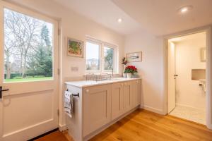 Mynd úr myndasafni af Dedham Vale Cottage with Swimming Pool - Yew Tree Barn í Higham