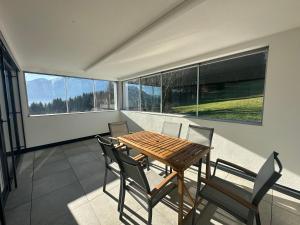comedor con mesa y sillas en el balcón en Apartment Bloserberg, en Thüringen