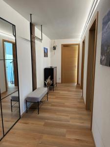 un pasillo con una silla y una puerta en Apartment Bloserberg, en Thüringen
