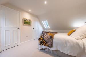 Rúm í herbergi á Dedham Vale Cottage with Swimming Pool - Yew Tree Barn
