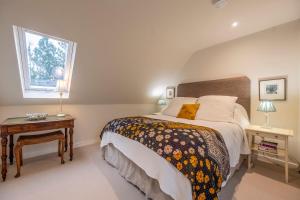 Rúm í herbergi á Dedham Vale Cottage with Swimming Pool - Yew Tree Barn