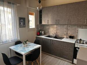 Kuchyňa alebo kuchynka v ubytovaní Cozy apartment in centre of Heraklion