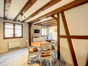 une cuisine et une salle à manger avec une table et des chaises dans l'établissement Aux Deux Tours, à Riquewihr