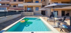 Basen w obiekcie Apartment Bluemare with shared pool lub w pobliżu